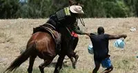 Quei cowboy con la frusta contro i migranti sul fiume Del Rio