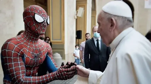 Se papa Francesco incontra Spiderman