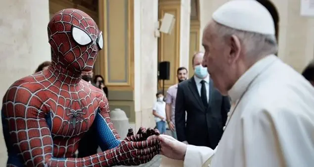 Se papa Francesco incontra Spiderman