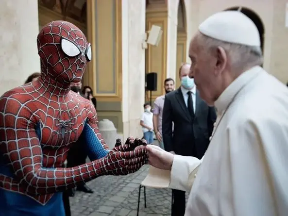 Se papa Francesco incontra Spiderman