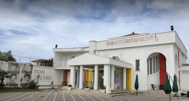 Spari davanti alla sede del \"Comitato don Diana\"