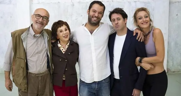 In un condominio milanese due coppie imparano la solidarietà