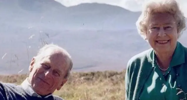 Triste ma impassibile, così Elisabetta si prepara a dare l'addio all'amato consorte