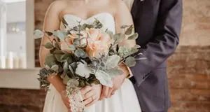 Si sposa in chiesa, ma è agnostica
