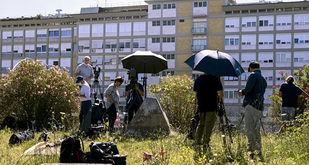 Da Maduro alla Cei ai frati di Assisi, il mondo prega per il Papa