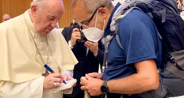 Don Santo Borrelli, 700 chilometri a piedi per incontrare il Papa
