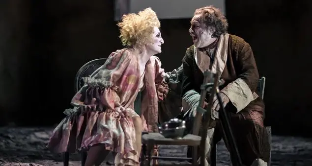 Quelle sedie vuote nell'attesa di tornare a vivere