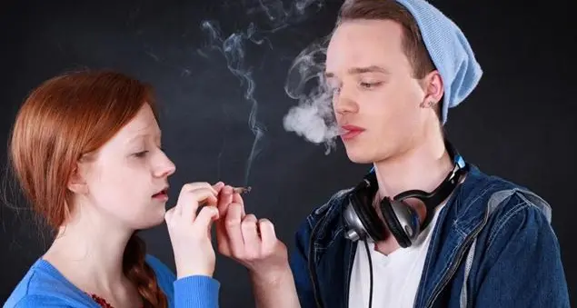 Alcool, sigarette, gioco d'azzardo, videogiochi vietati venduti ai minori senza controlli