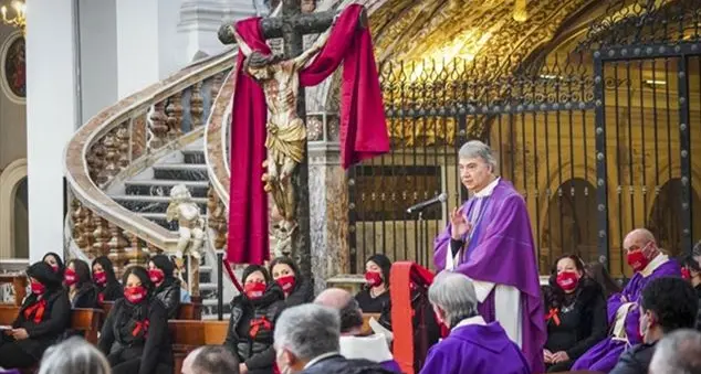 Monsignor Mimmo Battaglia: «Con la tenerezza curiamo le ferite di Napoli»