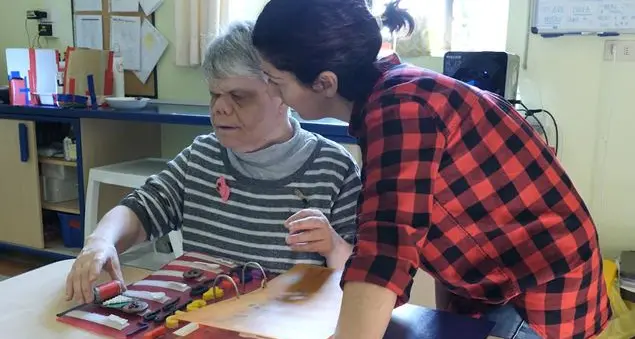 La regista Laura Viezzoli: \"Ho raccontato il mondo di chi rende possibile l'impossibile\"