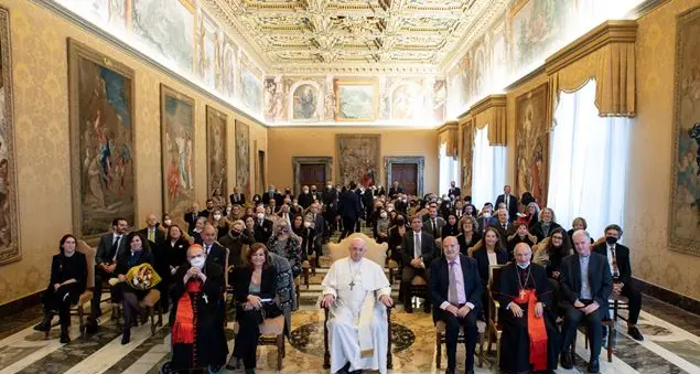 Ascoltare, approfondire raccontare: i verbi del giornalismo secondo Francesco