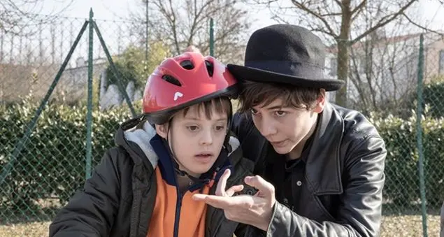 Mio fratello rincorre i dinosauri: in tv una storia di formazione che stupisce e commuove