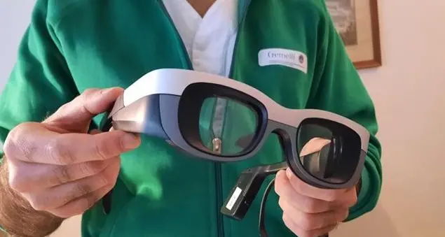 Al Gemelli retina artificiale impiantata a un settantenne non vedente