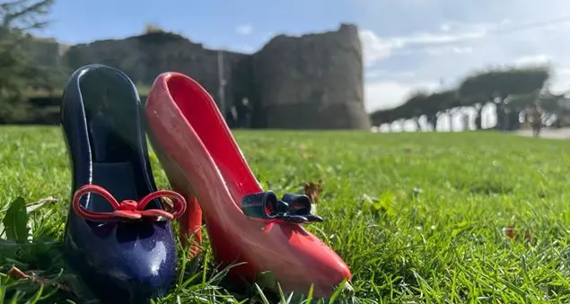 Catcalling, molestie sul lavoro, abusi psicologici: quando la violenza è invisibile