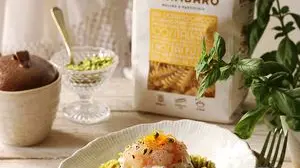 16 dicembre: fusilli con tartare di gamberi, burrata, pesto di pistacchi e scorzetta di arancia