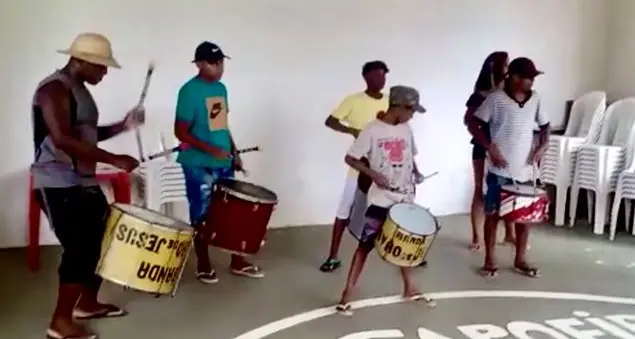 Brasile, la band del piccolo indio per sopravvivere alla fame