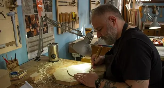 Metamorfosi: i barconi dei migranti diventeranno violini che suoneranno in tutto il mondo