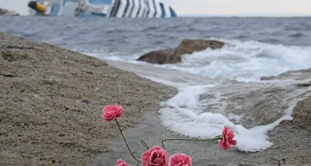 La sopravvissuta al naufragio della Concordia: «Così ho visto mio padre sparire in mare»