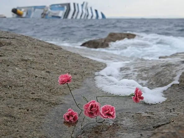 La sopravvissuta al naufragio della Concordia: «Così ho visto mio padre sparire in mare»