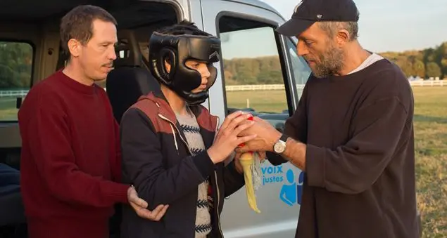 Vincent Cassel nei panni di uno straordinario educatore di ragazzi autistici