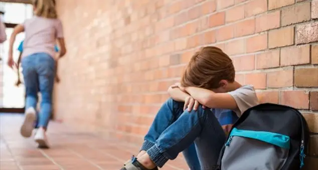 «Lo isolano perché è uno studente modello»