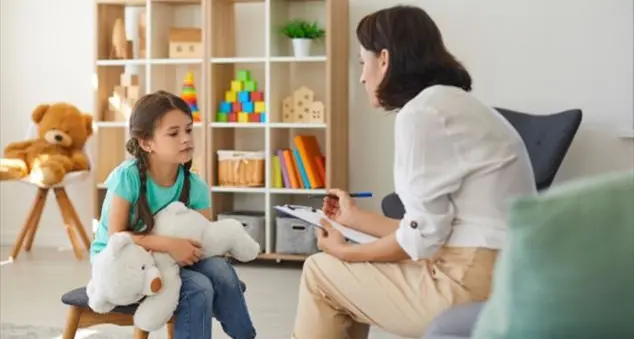 «Guerra e pandemia, a scuola divorati dall'ansia: serve lo psicologo permanente!»