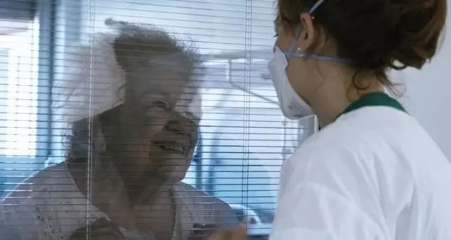 Due anni di coronavirus, un film sull'impegno di medici e infermieri
