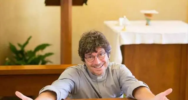 Arriva don Michele, il prete della porta accanto