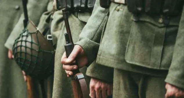 La bambina con la valigia