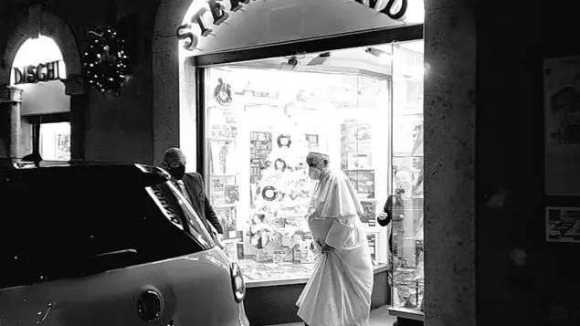 Il Papa a sorpresa va in un negozio di dischi a Roma vicino al Pantheon