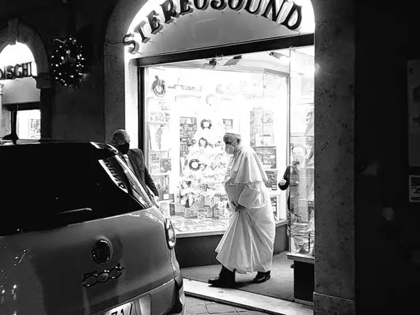 Il Papa a sorpresa va in un negozio di dischi a Roma vicino al Pantheon