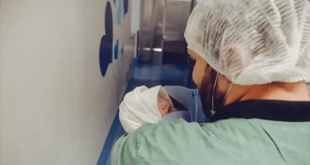 Chiedere foto e video dei bebè è sbagliato?