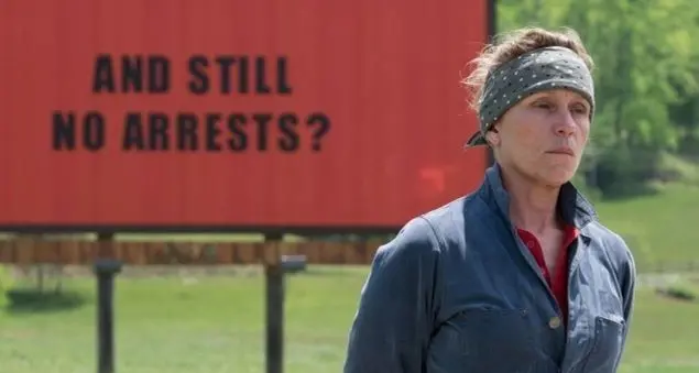 Tre manifesti a Ebbing, Missouri: l'amore disperato di una madre che pretende un colpevole per l'omicidio della figlia