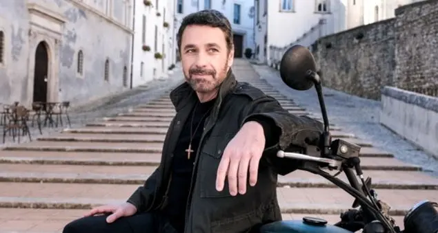 Il don Massimo di Raul Bova svela che fine ha fatto don Matteo