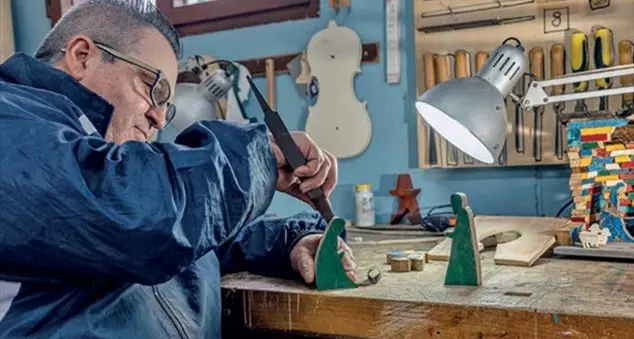 Dal legno dei barconi prendono vita i presepi