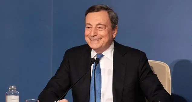 Gli italiani preferiscono che Draghi resti a palazzo Chigi