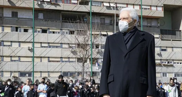 Mattarella si taglia lo stipendio