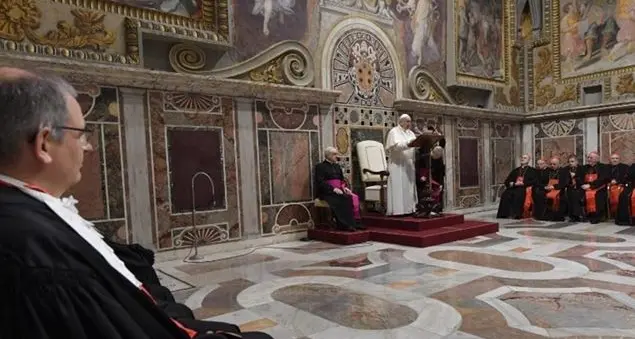 Il Papa: «Momento critico per l'umanità. Bene comune messo alla prova»