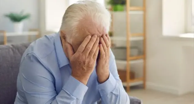 «Sono un anziano abbandonato dalle mie figlie e trattato male da mia moglie»