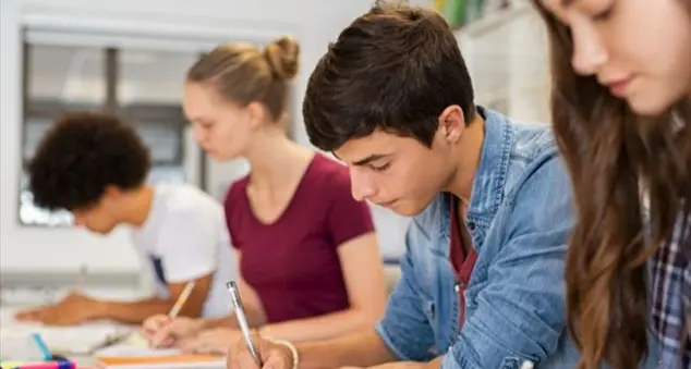 «Tema di italiano: uno strumento che non serve più per imparare a scrivere?»