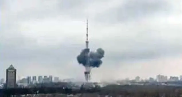 I russi attaccano Kiev Colpita la torre della TV