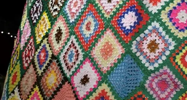 A Inzago l'albero di Natale di otto metri all'uncinetto