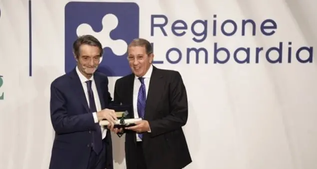 La prima Radiovisione italiana, RTL 102.5, riceve il premio \"Rosa Camuna 2022\" in occasione della festa della Lombardia