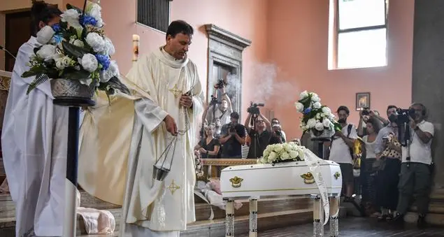 «Siamo incapaci di azioni umane». L'addio alla piccola Diana