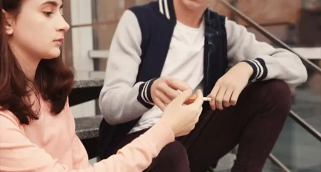 Alcol e sigarette: É giusto vietarli del tutto ai figli?