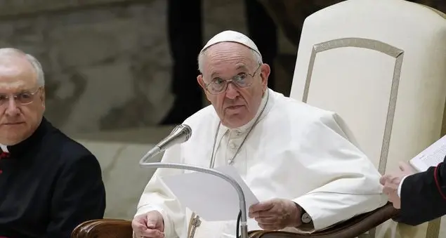 Il Papa: «Volere l'eterna giovinezza è delirante»