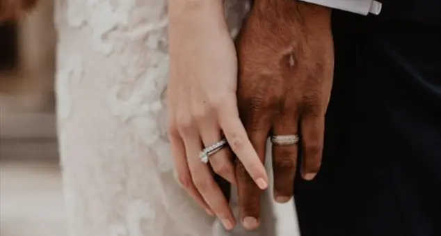 «Il prete al corso per fidanzati ci ha parlato della fede al dito come di una catena...»