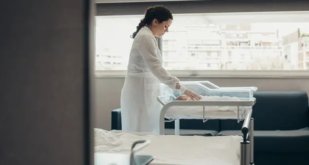 «Non torniamo indietro sul rooming-in, si contrasti la carenza di personale»