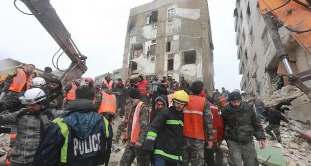 Migliaia di morti sotto le macerie del terremoto