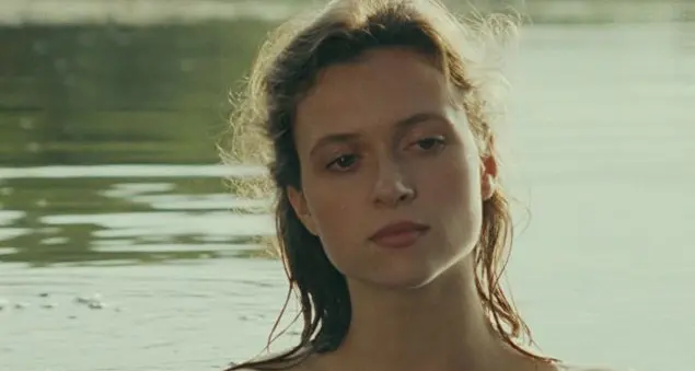 La favola dell'orfana che vende giocattoli e attende l'avverarsi di una profezia